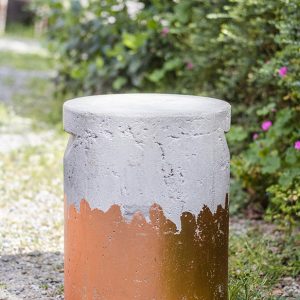 Tabouret en béton rond blanc et doré