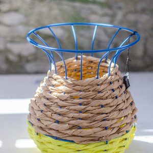Panier bleu et jaune métal et osier