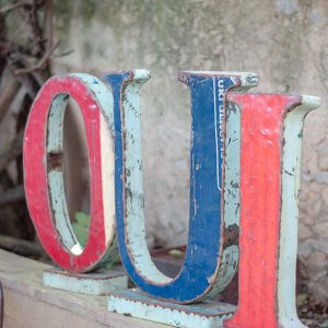 Lettres Oui en métal recyclé