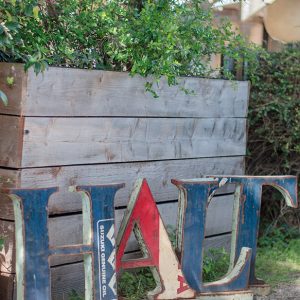 Lettres Halt en métal recyclé