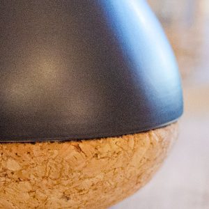 Vase noir et liège