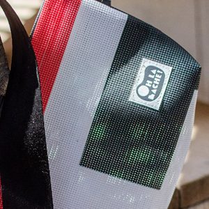 Pochette recyclée rouge et noire Oh la bâche