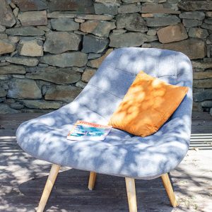 Fauteuil gris confort tissus et bois