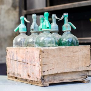 Lot de bouteilles en verre avec caisse en bois