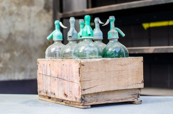 Lot de bouteilles en verre avec caisse en bois