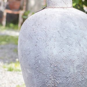 Gros vase blanc type amphore