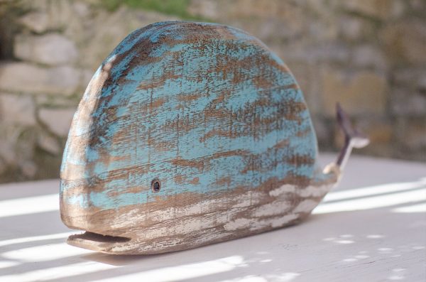 Baleine décorative en bois bleue et blanche