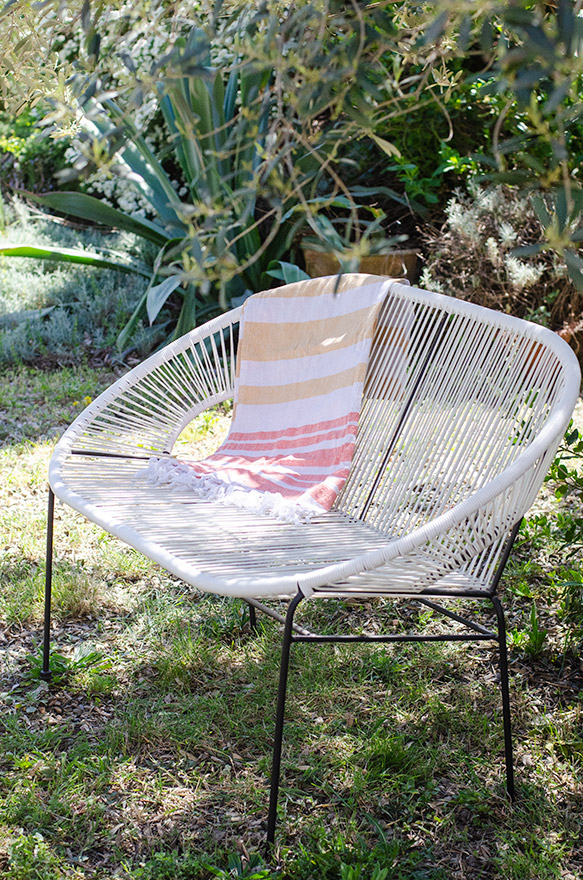 Fauteuil blanc scoubidou - Le Jardin en ville