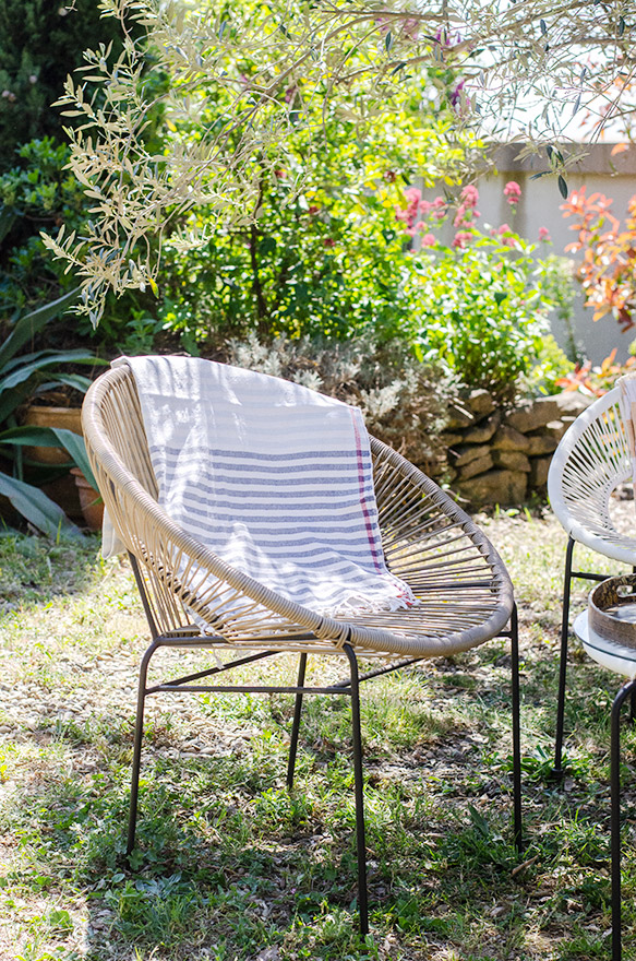 Fauteuil blanc scoubidou - Le Jardin en ville