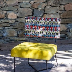 Chaise assise jaune et dossier géométrique en métal