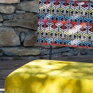 Chaise assise jaune et dossier géométrique en métal
