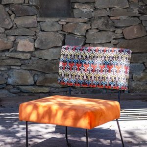 Chaise assise orange et dossier géométrique en métal
