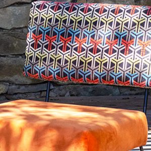 Chaise assise orange et dossier géométrique en métal