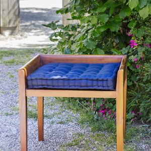 Chaise en bois carrée avec coussin bleu