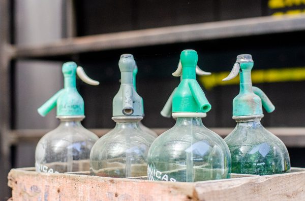 Lot de bouteilles en verre avec caisse en bois