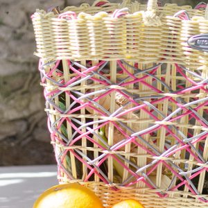 Panier à légumes blanc, rose et gris