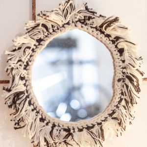 Petit miroir noir rond à franges