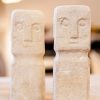 Petites statues blanches en pierre
