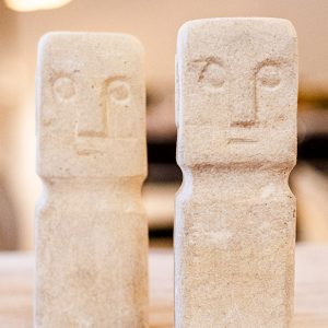 Petites statues blanches en pierre