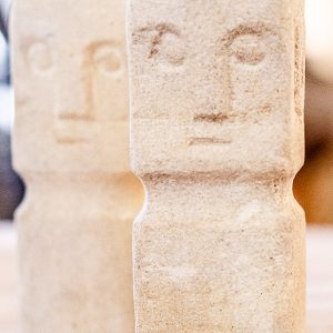 Petites statues blanches en pierre