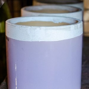 Pot violet et blanc