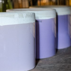 Pot violet et blanc