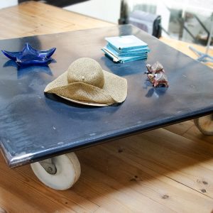 Table basse noire en métal sur roulettes