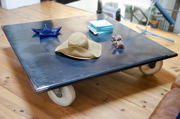 Table basse noire en métal sur roulettes