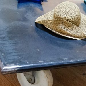 Table basse noire en métal sur roulettes