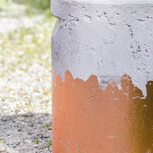 Tabouret en béton rond blanc et doré
