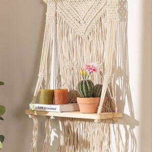 Tapisserie avec étagère murale en bois
