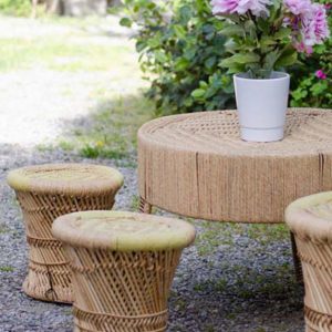 Table et tabourets de jardin en rotin