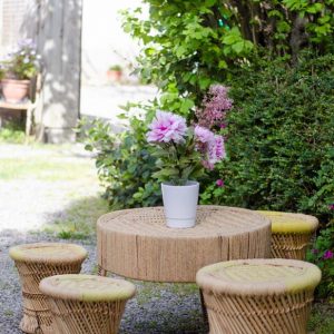Table et tabourets de jardin en rotin