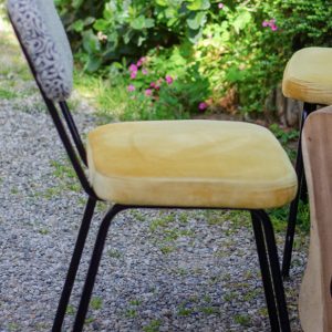Chaise jaune et blanche en métal et velours