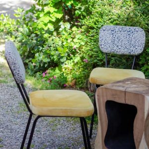 Chaise jaune et blanche en métal et velours