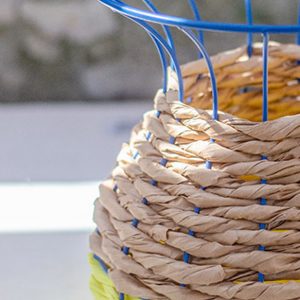 Panier bleu et jaune métal et osier