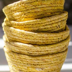 Petit panier jaune en osier