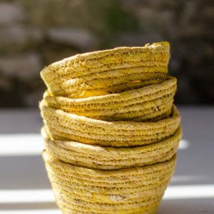 Petit panier jaune en osier