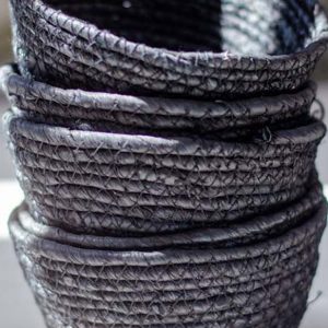 Petit panier noir en osier