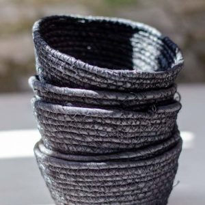 Petit panier noir en osier