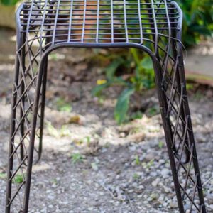 Petit tabouret noir en métal
