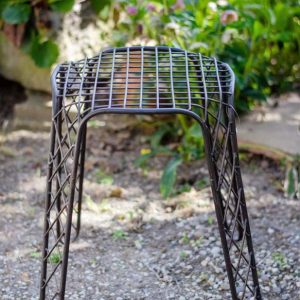 Petit tabouret noir en métal