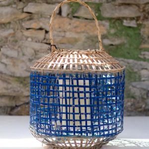 Photophore bleu et osier à suspendre