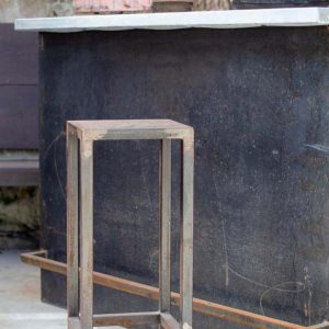 Tabouret en métal carré
