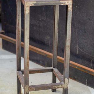 Tabouret en métal carré