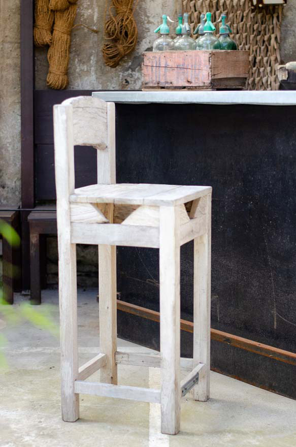 Tabouret haut en bois blanc - Le Jardin en ville