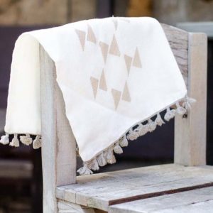 Taie de coussin blanche brodée motifs ethniques