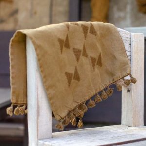 Taie de coussin kaki brodée motifs ethniques