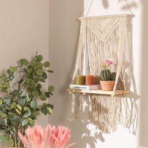 Tapisserie avec étagère murale en bois