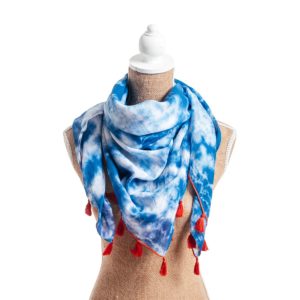 Foulard bleu à pompons rouges